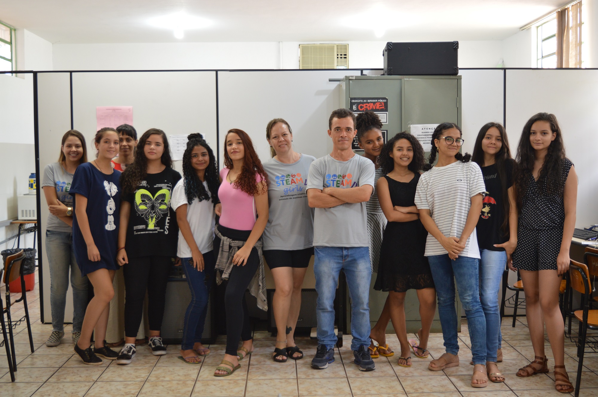 O coordenador do projeto, professor Carlos Roberto da Silveira Júnior, alunas do Câmpus Goiânia e as estudantes e professora das escolas municipais onde o projeto é realizado.